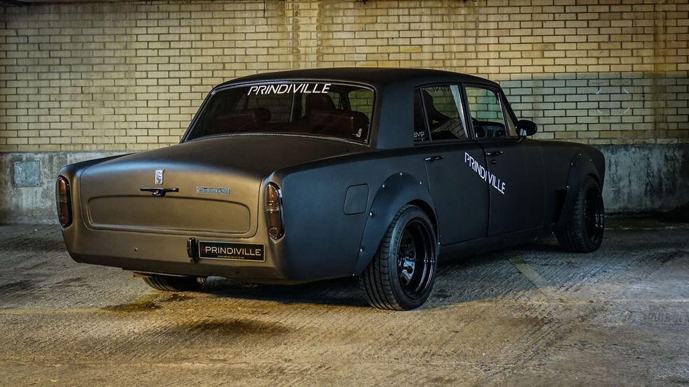 Ponieważ w swoim czasie Silver Shadow II był najbardziej luksusowym z Rolls-Royce’ów. Wyprodukowano go w liczbie 8425 egzemplarzy. To prawdziwie królewski model z najwyższym poziomem wyposażenia i najlepszymi materiałami we wnętrzu. Pod maską montowano jednostkę V8 o pojemności 6,75 litra i "wystarczającej mocy".