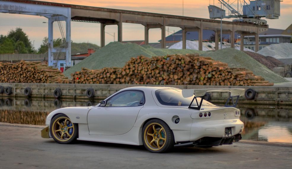 Samochdy w HDR Mazda RX-7, fot. WikiCommons