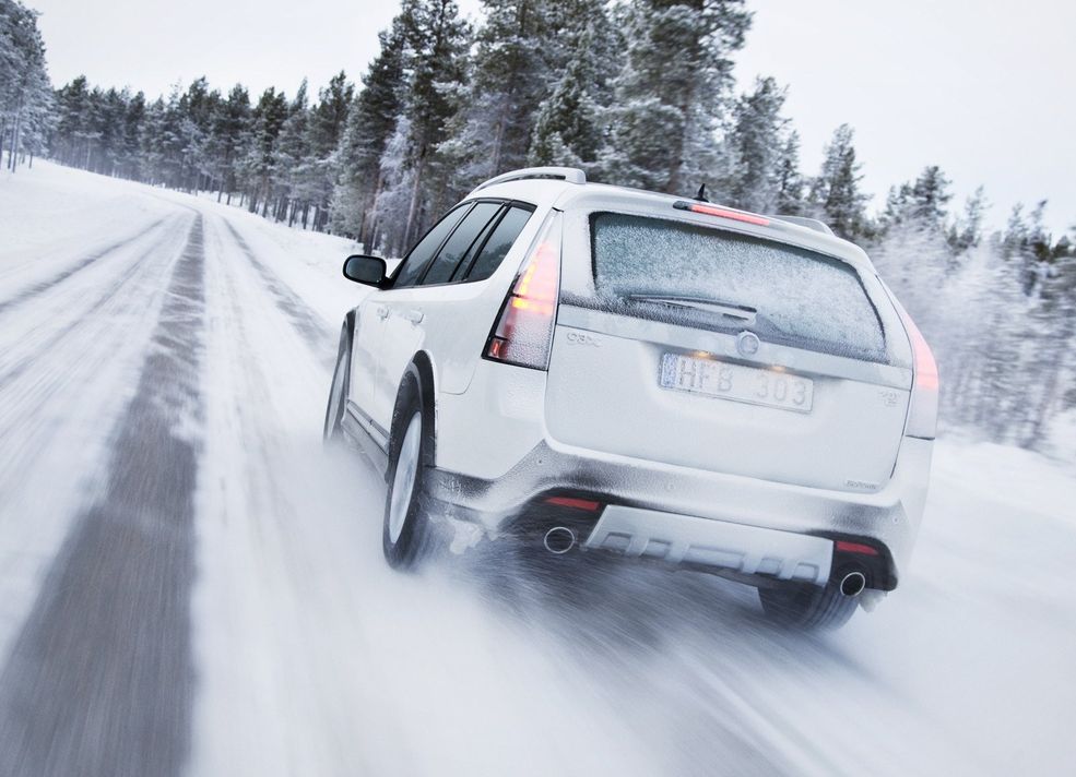 Saab 9-3X Podobno nie wszystkie szwedzkie zwierzęta żyją w lesie. Dlatego Saab z napędem XWD doskonale czuje się na zaśnieżonym asfalcie.