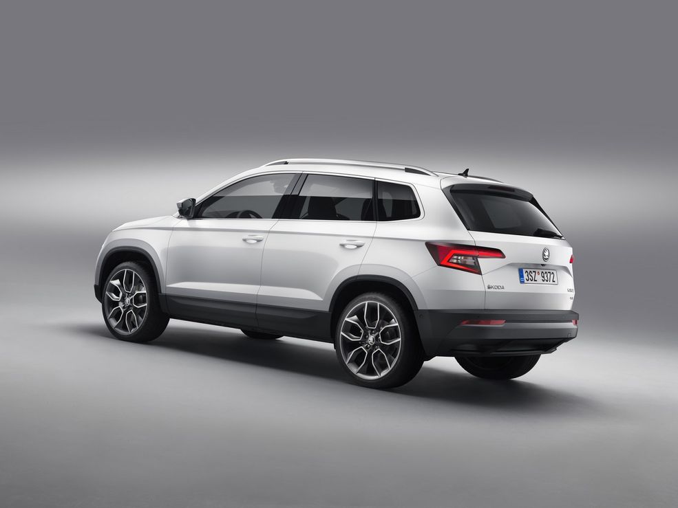Škoda przygotowała dla Karoqa pięć silników do wyboru:
Benzynowy 1.0 TSI: 115 KM i 175 Nm
Benzynowy 1.5 TSI: 150 KM i 250 Nm
Diesel 1.6 TDI: 115 KM i 250 Nm
Diesel 2.0 TD: 150 KM i 340 Nm
Diesel 2.0 TDI: 190 KM i 400 Nm