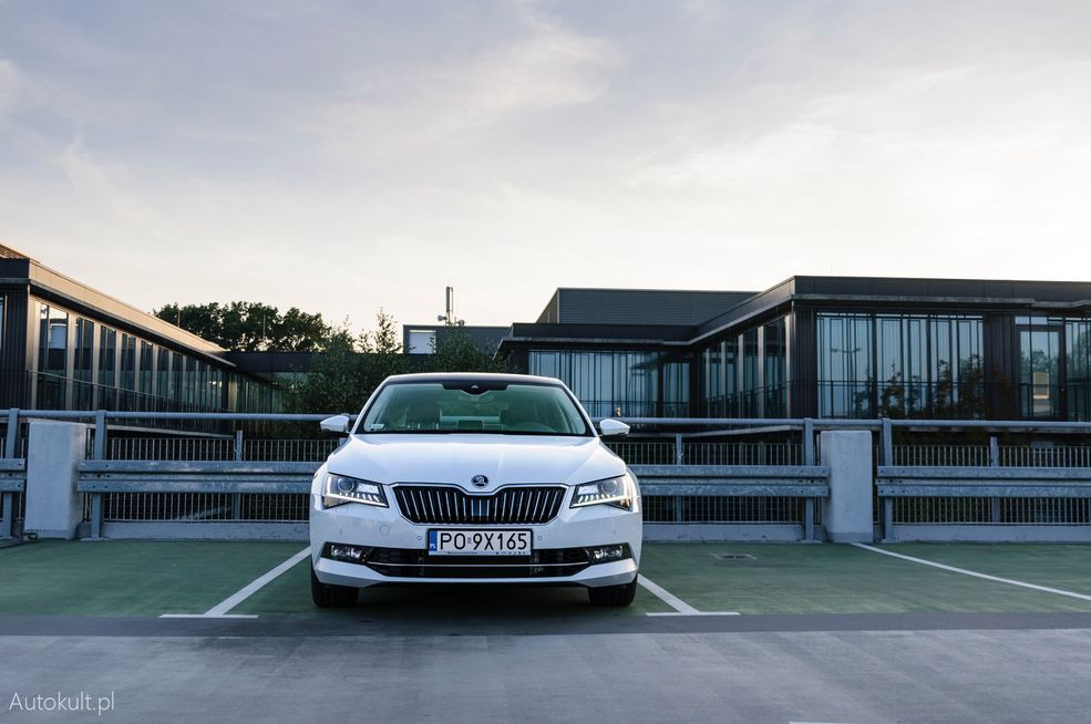 Jeśli mowa o reprezentacyjności Škody Superb, to oczywiście sylwetka liftbacka jest odpowiednia, a do tego jest to moim zdaniem najładniejszy model czeskiej marki. Ma tylko jeden problem - logo, które nie kojarzy się z produktem z wyższej półki, nawet jeśli Superba możemy, jaki taki zakwalifikować. Zatem jest to raczej propozycja dla tych, dla których nie ma to znaczenia albo nie chcą się zbyt rzucać w oczy. Tym bardziej, że możliwości, ale też cena testowanego egzemplarza wynosząca blisko 200 tys. zł to poziom zbliżającego do tego znanego z modeli premium.