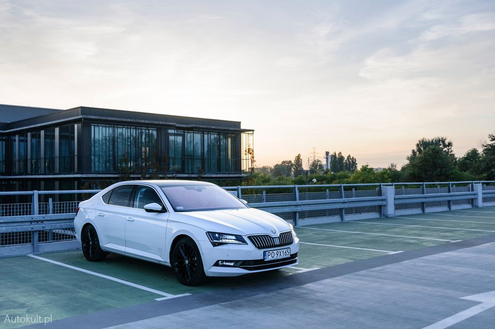 Škoda Superb w swojej topowej specyfikacji bez wątpienia jest najlepszym modelem czeskiej marki i trudno znaleźć jakieś większe wady w tej konstrukcji. Zatem, jeśli możesz pogodzić się z mało prestiżowym logo, to na pewno warto przyjrzeć się z bliska propozycji Škody w segmencie D.