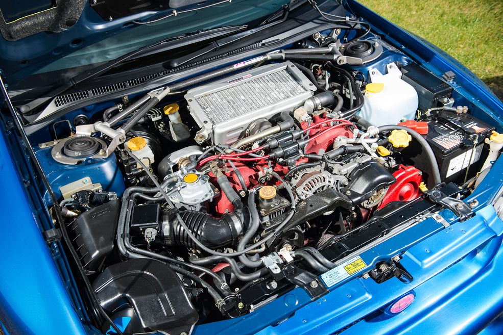 Standardowe Imprezy z silnikami 1.5 i 1.6 osiągały moc do 100 KM, ale wersja Turbo miała już 2-litrowego boxera generującego ponad 200 KM. W zależności od specyfikacji były to wartości od 210 do 240 KM, ale szczytem były jednostki o mocy 280 KM. Pewnie nie jesteście już zdziwieni tą wartością. Parametry rozwierconych z 2 do 2,2 litra silników odmiany 22B są trochę owiane tajemnicą. Oficjalnie też osiąga 280 KM, ale nierzadko podawano wartości na poziomie 300-320 KM.