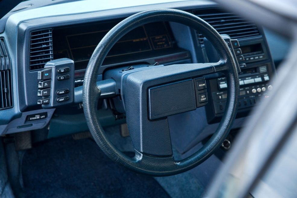 Subaru XT
Kolejne auto, które trudno będzie spotkać w Polsce. W Niemczech również, bowiem sprzedano go tam zaledwie nieco ponad 1000 sztuk. XT, zwany także Vortex lub Alcylone, nie grzeszył designem, głównie przez specyficzne proporcje nadwozia. W środku nie było lepiej - projektanci również tu puścili wodze fantazji. Zaczęli od kierownicy o niespotykanym kształcie, dalej zastosowali wymieniane już w tym zestawieniu bloczki po bokach kierownicy, którymi obsługiwano m.in. światła i wycieraczki, a jako opcję dodali jeszcze cyfrowy zestaw wskaźników. Jego następca, SVX, również zaskakiwał futurystycznym nadwoziem. Co ciekawe, zastosowano w nim pierwszy na świecie 6-cylindrowy silnik typu boxer chłodzony cieczą.
