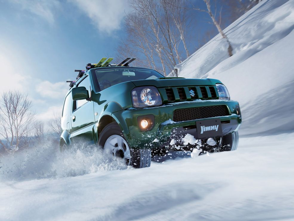 10. Suzuki Jimny
Zestawienie otwiera samochód, który teoretycznie jest crossoverem, ale jednocześnie jest bardzo dobrym autem terenowym. Drobne Jimny po latach obecności na rynku stało się już małą legendą offroadu, która stanowi rozsądne wejście w świat jazdy poza drogami. Ceny tego auta w Polsce zaczynają się od 64 900 zł.