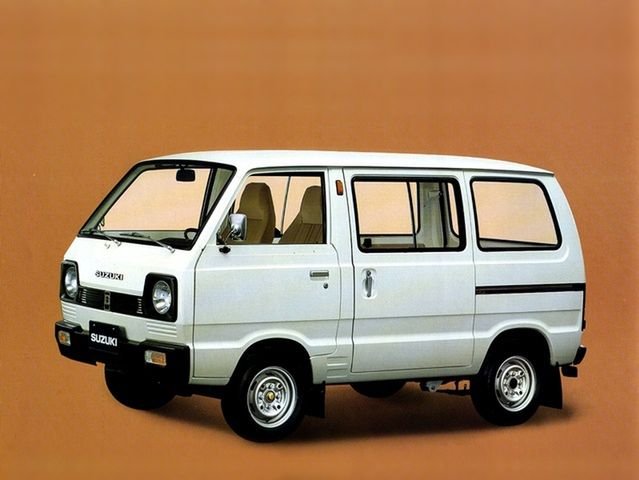 Suzuki Carry
Obecność tego samochodu w komentarzach zaskoczyła mnie na tyle, że postanowiłem umieścić go w zestawieniu. Produkowany właściwie bez przerwy od 1961 roku kei-car mikrovan był filarem niejednego dużego dziś przedsiębiorstwa. Dlaczego więc nie spełniłby się w roli auta rodzinnego?
Choć dziś po nowy samochód musielibyśmy udać się na Daleki Wschód, warto rozejrzeć się za wiekowym, ale znacznie bardziej urokliwym egzemplarzem. Zawsze jak myślę o Suzuki Carry, przypomina mi się reklama, w której Japończyk grający na kontrabasie z zabójczym wdziękiem zachwyca się przestrzenią w tylnej części auta. Centralnie zamontowany silnik i napęd na tylne koła mogą "zaspokoić" drzemiący w was sportowy pierwiastek, chociaż wysoko położony środek ciężkości i mała moc raczej szybko go ostudzą. Niewielkie wymiary sprawią, że zbliżycie się do siebie nie tylko mentalnie, ale i fizycznie, za to pozwolą wam zmieścić się wszędzie tam, gdzie tylko znajdzie się luka do zaparkowania. A odsuwane drzwi nie dopuszczą do obicia sąsiednich aut przez wasze dzieci.
