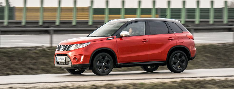 Najmocniejsza Vitara S od innych wersji silnikowych różni się kilkoma detalami.