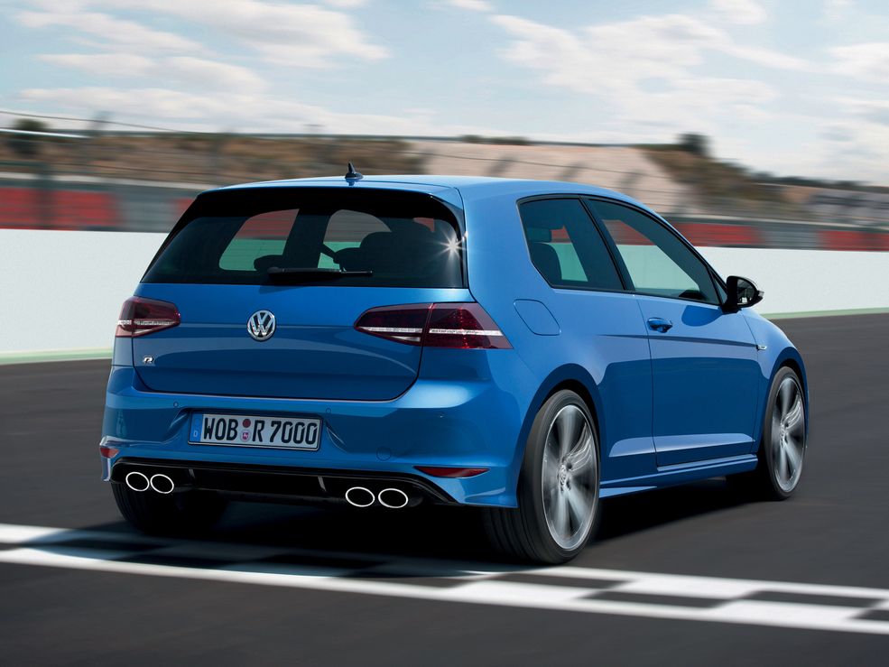 Możecie także postawić na Volkswagena Golfa R, który można uznać za kompromis. Chociaż nie jest "naj" w żadnej konkurencji, to łączy przyzwoitą cenę z dobrymi osiągami.