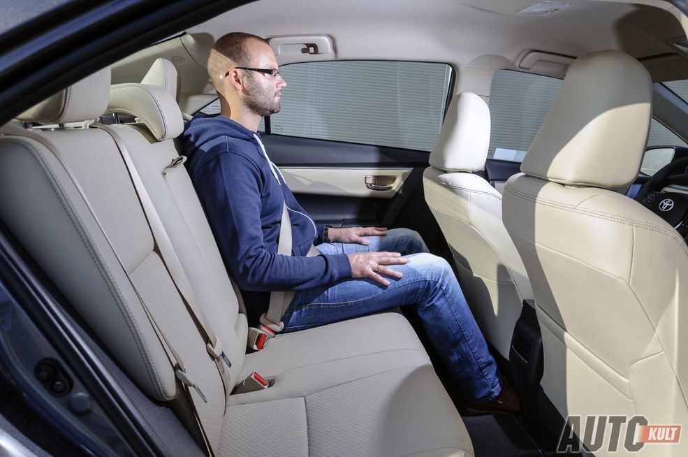 Jednak miejsca z tyłu jest najwięcej i to jedyne auto, w którym środkowemu pasażerowi nic nie przeszkadza
