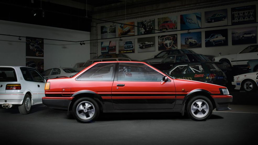 Jednak zanim przejdziemy do Celiki, warto przypomnieć o technicznej i przede wszystkim duchowej inspiracji modelu GT86, czyli AE86. Czy już skojarzyliście, skąd wzięto nazwę GT86?