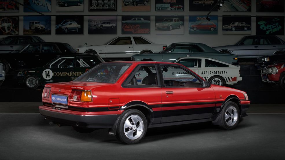 Wbrew pozorom jest to zwykły samochód, taki jak każda Toyota Corolla, a zupełnie przypadkowo stał się symbolem driftingu. Złożyło się na to kilka czynników - tylny napęd, lekka konstrukcja, dobrze rozwinięty rynek akcesoriów tuningowych i niska cena zakupu. Dzięki temu każdy, nawet młody człowiek mógł kupić, zmodyfikować i jeździć AE86 po krętych drogach Japonii poślizgami, jak bohater mangi Initial D.