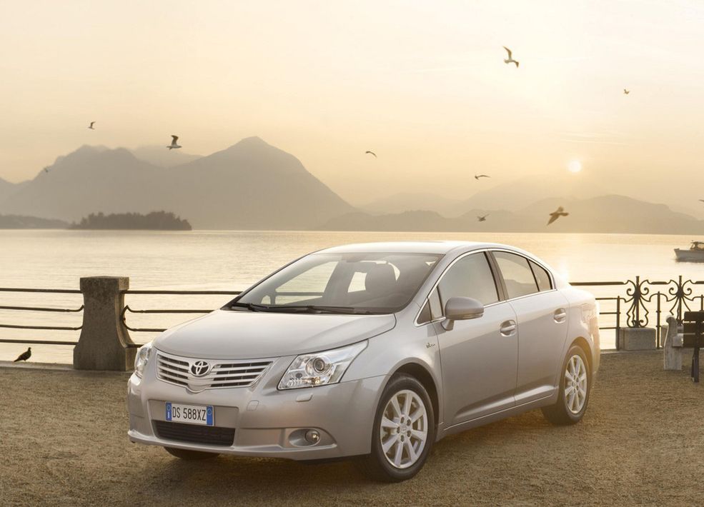 Toyota Avensis Pierwsza i druga generacja Toyoty Avensis były dość zachowawcze, w przypadku trzeciej Japończycy chcieli trochę zaszaleć i stworzyli to.