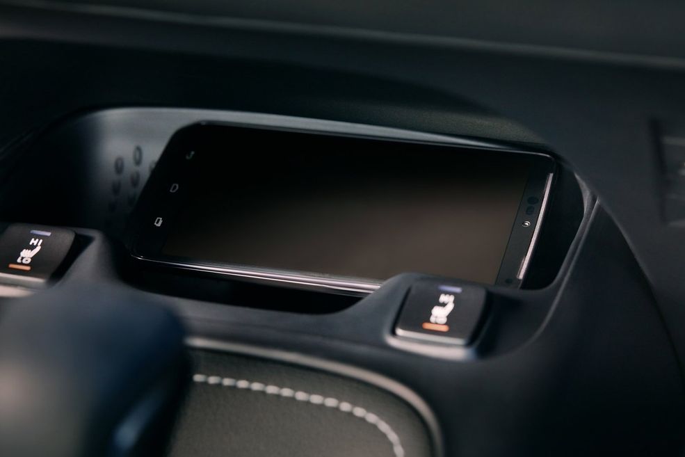 Coraz częściej standardem w segmencie C staje się ładowarka indukcyjna do smartfonów. Taką znajdziemy w nowym Aurisie.