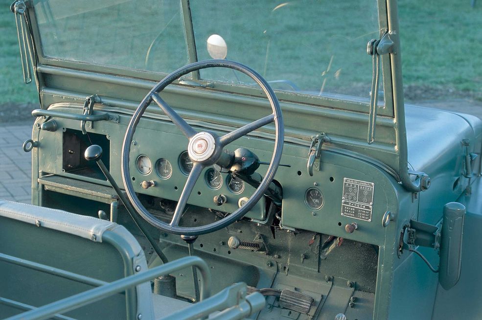 Kokpit może wydawać się surowy, ale ze świecą dziś szukać takiego zestawu wskaźników we współczesnym aucie. Auto oferowano w kilku kolorach nadwozia i z różnym wyposażeniem.