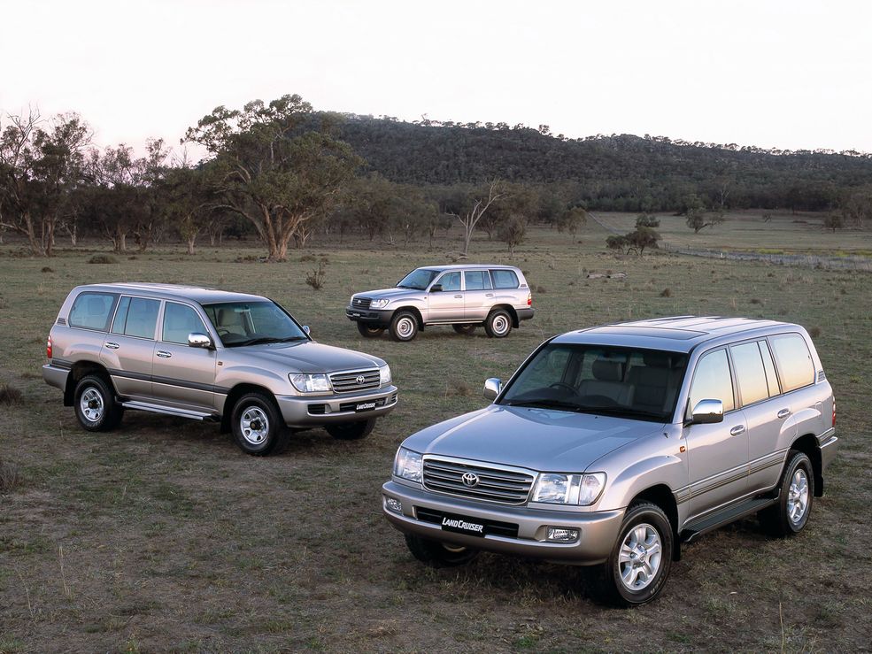 Mało kto używa w stosunku do tego Land Cruisera nazewnictwa tradycyjnego dla Toyoty. To już nie jest J10, ale Land Cruiser 100. Tak został zaprezentowany i tak przyjął go rynek. Ostatni Land Cruiser z linii Station Wagon, który ma jeszcze cechy pierwotne i jednocześnie pierwszy, który wyposażono w przełomowe rozwiązania techniczne.