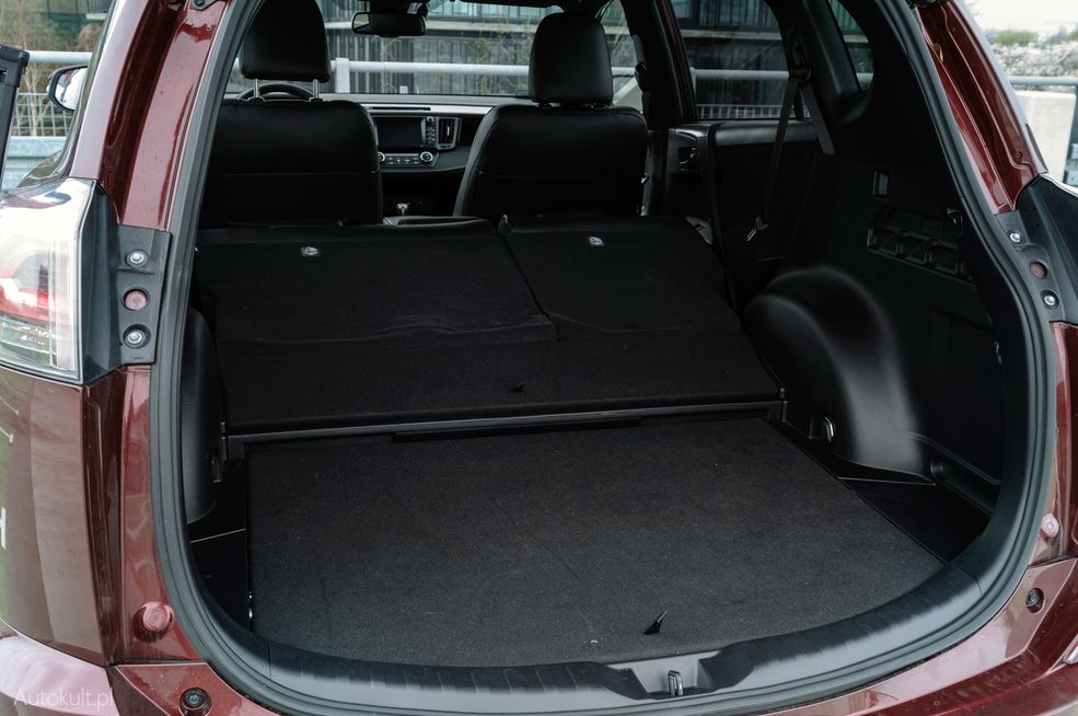 Toyota RAV4 Hybrid 4x4 (2016) zdjęcia, wnętrze, bagażnik