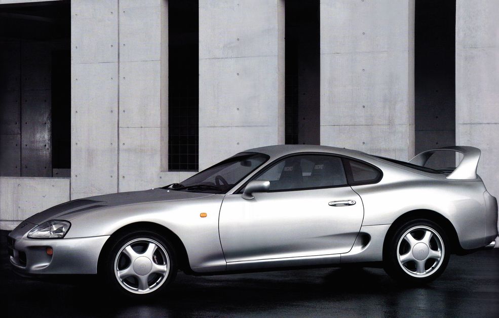 Historia Toyoty Supry jest interesująco powiązana z historią innego modelu o nazwie Celica. W latach 80. nazywała się nawet Celica Supra. Dopiero trzecia generacja, którą produkowano na przełomie lat 80. i 90. ochrzczono Supra i nie używano już nazwy Celica, a oba modele nie były ze sobą spokrewnione. Jednak najbardziej charakterystycznym samochodem była dopiero czwarta i ostatnia Supra z ogromnym spojlerem, długim przodem i moim zdaniem okropnym wyglądem.