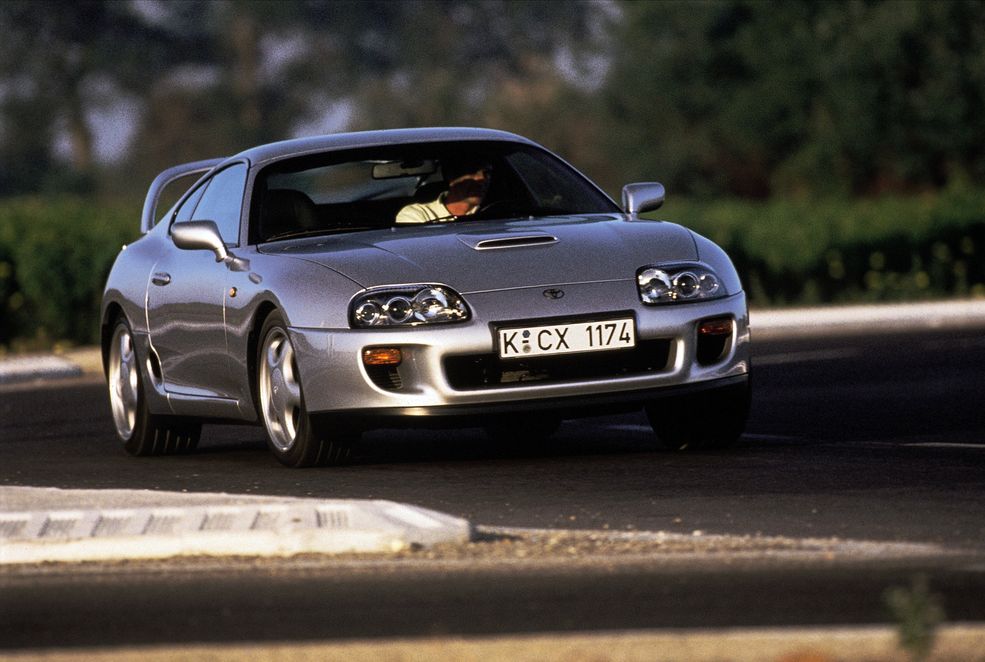 Samochód zadebiutował w 1992 roku i nie był już tak kompromisowy jak poprzednik. O ile wcześniej było to mocne Gran Turismo, to tym razem Toyota chciała stworzyć sportowca z krwi i kości. Dlatego opracowano nadwozie o opływowym kształcie, gotowe rozwijać wysokie prędkości, a wielkie skrzydło miało generować docisk na zakrętach. Zawieszenie wielowahaczowe opracowano z myślą o najlepszym kontakcie kół z jezdnią.