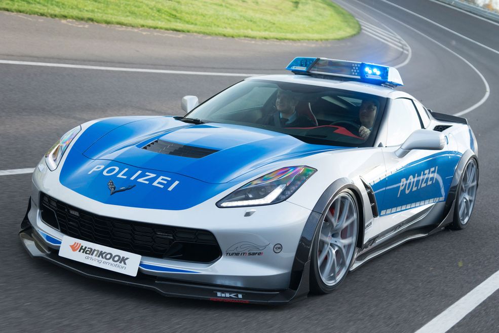 Tikt Corvette C7 (2015)
Tikt Performance specjalizuje się w Corvette'ach. Nic więc dziwnego, że na tegoroczne Essen Motor Show w ramach akcji Tune it! Safe! firma przygotowała właśnie ten wóz.
C7 Stingray została pokryta policyjnym malowaniem przez Foliatec. Tikt Performance zajęło się obudowaniem nadwozia amerykańskiego sportowca dodatkami z włókna węglowego. Wóz dostał spojlery oraz listwy progowe, które dodają mu pazura. Corvette wyposażono także w pełne policyjne oświetlenie Hella. Auto posadzono na kutych felgach RR-1.
Pod maską nie dzieje się nic nowego. Tikt Performance uznało, że przyspieszenie do 100 km/h osiągane w 4,2 s, umożliwione przez zaprzęg 466 KM generowanych przez 6,2-litrowe V8 to wynik wystarczająco dobry, by nie ingerować w mechanikę.