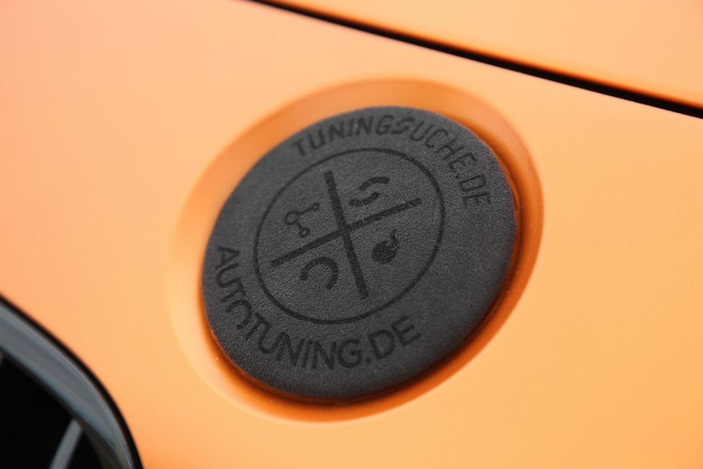 ...czy wykonany z tego materiału znaczek z logo redakcji tylko dodają uroku temu BMW.
