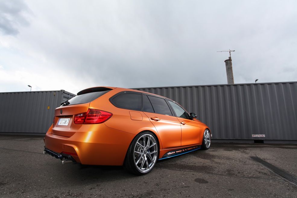 Jest to BMW 328i, czyli generująca 245 KM i 350 Nm dwulitrowa jednostka turbo. Obecnie nie oferowana w tym oznaczeniu i takimi parametrami.