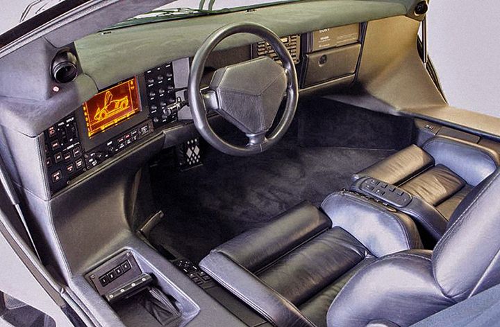 Vector W8
Vectora spotkaliście na pewno. Na opakowaniu gumy TURBO. Ten samochód był naprawdę TURBO. Turboszeroki (prawie 2 m), turboniski (nieco ponad 1 m), turbomocny (6.0 V8, podwójne turbo, 625 KM), turboszybki (3,8 do setki, 350 km/h szacowanej prędkości maksymalnej), turbofuturystyczny. Już samo nadwozie przywodziło na myśl myśliwce, podobnie jak jego wnętrze. Kierowca miał do dyspozycji aż 3 ekrany. Moc kierowana była na tylne koła za pośrednictwem... 3-biegowej skrzyni automatycznej (dźwignię zmiany przełożeń umieszczono po lewej stronie). Auto produkowano ręcznie z bardzo drogich materiałów przez 3 lata, podczas których powstało zaledwie 19 egzemplarzy.