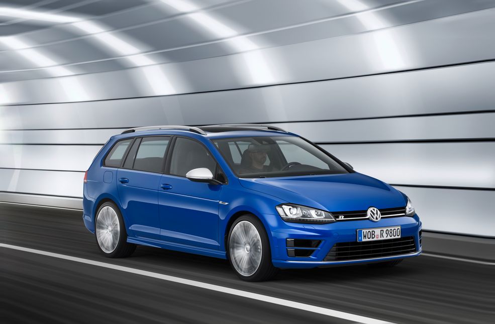 Volkswagen Golf R Variant
Moc: 300 KM
Silnik: 2,0 R4
Przyspieszenie 0-100 km/h: 5,1 s
Rozmiary bagażnika: 605/1620 l
Cena od: 166 690 zł