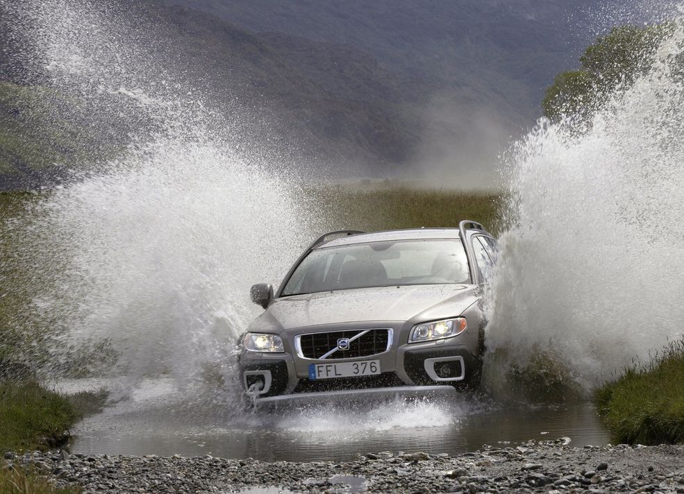 Volvo XC70 Jak widać XC70 doskonale radzi sobie z przeprawą rzeczną. Teraz pora przetestować przyśpieszenie mocnego T6 w lekkim terenie.