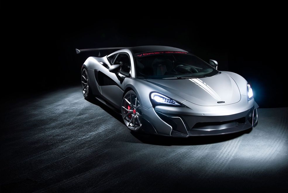 Zestaw aerodynamiczny i stylistyczny z tej linii przygotowano również do McLarena 570S. Brytyjski supersportowiec jest konkurentem Audi R8, choć napędza go znacznie mniejsza jednostka o pojemności 3,8 litra. Motor generuje jednak aż 570 KM i rozpędza auto do setki w 3,2 sekundy i to pomimo wyłącznie tylnego napędu.