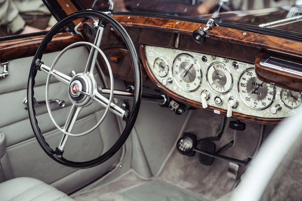 Masa perłowa. Typowe wykończenie deski rozdzielczej Mercedesa-Benza 540 K z 1938 r.