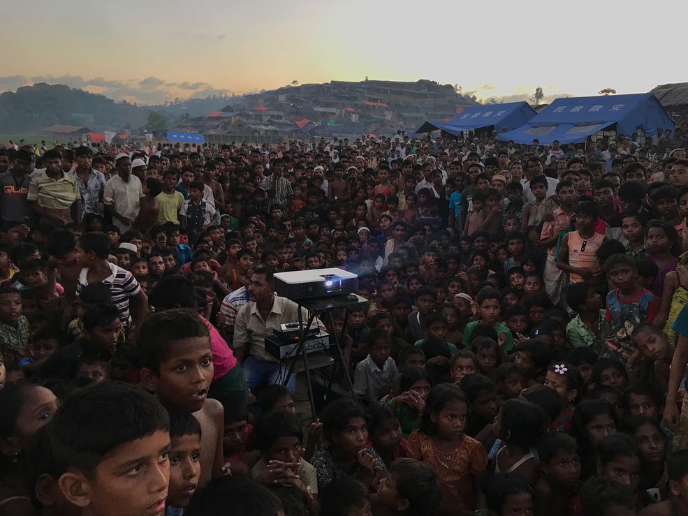 Tegorocznym zdobywcą tytułu Fotografa Roku w konkursie iPhone Photography Awards został Jashim Salam - fotograf dokumentalny z Bangladeszu. Zwycięskie zdjęcie przedstawia dzieci z ludu Rohingja, oglądające film o zdrowiu i higienie w pobliżu obozu dla uchodźców. Fotograf wykonał je iPhonem 7.
I miejsce zajął Alexandre Weber z Brazylii ze zdjęciem kobiety w tradycyjnym stroju "baiana", II miejsce Huapeng Zhao z Chin za zdjęcie przedstawiające chłopca z rybą, a III Zarni Myo Win z Mjanmy z fotografią na której młody chłopiec bez nogi przygląda się grającym w piłkę kolegom.