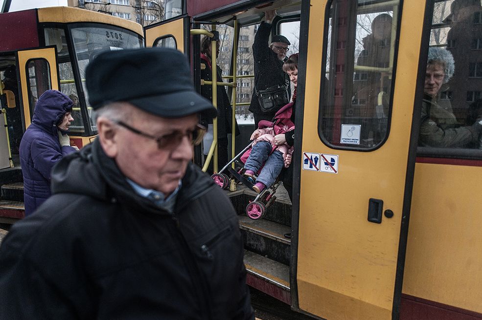 Fotoreportaż - I miejsce w kategorii ŻYCIE CODZIENNE © Jakub Szymczuk, „Gość Niedzielny” Alinka, córka pani Iryny, pochodzi z Ukrainy. Jest chora na raka. Przez nieudolną służbę zdrowia na Ukrainie zachorowała również na sepsę i anemię, a następstwem przerzutów jest niedowład nóg. Pani Irynie udało się przewieźć Alinkę do Polski, gdzie zapewniono jej dobrą opiekę. Niestety, okazało się jednak, że w kijowskim szpitalu dziecko zarażono wirusem HIV. Mąż Iryny został na Ukrainie. W Polsce stan dziecka się poprawił, chemioterapia była skuteczna, dziewczynka potrzebuje jednak drogich leków i stałej opieki, więc matka nie odstępuje jej na krok. Zabiera ją też do pracy w restauracji, gdzie zmywa na zapleczu. Mieszka z córką w wynajętym pokoju w bloku na warszawskim Bemowie. Warszawa, 22 marca 2013