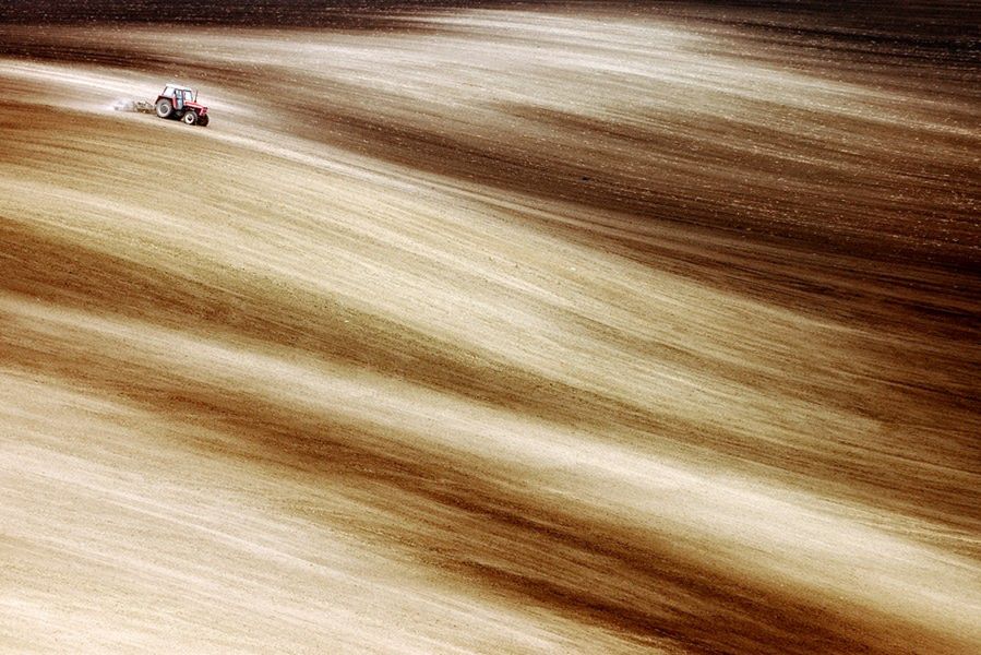 Marcin Sobas mieszka na Śląsku z wykształcenia jest ekonomistą, a pracuje w branży IT. Nie przeszkadza mu to w wykonywaniu wspaniałych fotografii krajobrazu. Ulubionym tematem Marcina są pofałdowane tereny rolnicze, mgliste poranki w górach i nad jeziorami.