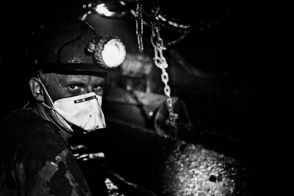 Dlaczego w ogóle zająłeś się fotografią?
Fotografia sprawia mi po prostu przyjemność. Od kilku lat skupiam się na tym, co dzieje się w moim mieście, czyli Jaworznie. To tutaj pracuję i rejestruję codzienne wydarzenia. Fotografowanie to dla mnie sposób na wyłączenie się. Gdy robię zdjęcia, to skupiam się tylko na tym, nie myślę o niczym innym. Oprócz samego fotografowania lubię poznawać ludzi, ich historie. Cieszę się też, gdy za pomocą moich zdjęć ludzie mają możliwość poznać osoby, które robią coś wyjątkowego.