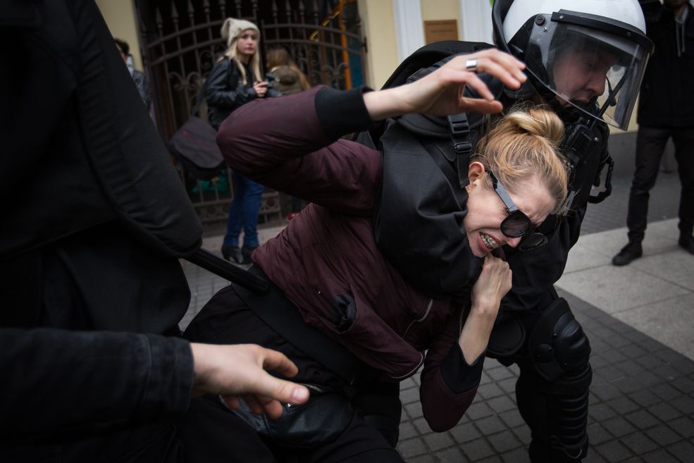 Monika Homan: Co sprawiło, że zająłeś się fotografią reportażową?
Jędrzej Nowicki: Wychowałem się w dziennikarskiej rodzinie. Moi rodzice przez całe swoje życie opisywali świat na łamach poznańskich gazet. Kiedy w wieku 13 lat dostałem od nich swój pierwszy aparat wiedziałem, że chciałbym, tak jak oni, opowiadać o ludziach. 4 lata później trafiłem na staż do poznańskiego oddziału "Gazety Wyborczej".
Któregoś dnia do mojego biurka przybiegł Piotr Żytnicki - mój ukochany przyjaciel i dziennikarz działu śledczego - i krzyknął: "Ty tu robisz zdjęcia? Jest temat, jedziemy!”. Mój szef był wtedy akurat na papierosie. Okazało się, że poznańska policja próbuje przejąć skłot zajęty przez anarchistów.
Zaczęły się przepychanki, policjanci użyli gazu łzawiącego. W pewnym momencie na miejsce przyjechał Łukasz Cynalewski - mój szef. Zrobił kilka zdjęć i powiedział: "Młody, masz swój temat. Działaj”. Akcja trwała cały dzień. Po wielu godzinach wróciłem do redakcji i przejrzałem zdjęcia. Za moimi plecami stanął Marcin Kącki - wtedy szef działu śledczego - i powiedział: "Super foty”. I wszystko stało się jasne.
Od tamtego momentu nie miałem żadnych wątpliwości, co do tego, co chcę robić w życiu.
