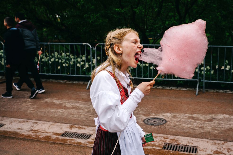 Damian Milczarek urodził się w 1984 roku w Sochaczewie. Zaczął intersować się fotografią w 2009 roku. 8 lat później został laureatem konkursu Miami Street Photography Festival oraz Białystok Interphoto Festival Street Art Photo. Pasjonują go podróże oraz fotografia uliczna.
