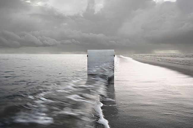 1 Na zdjęciach z serii The Square, koreański artysta Seokmin Ko chowa się za lustrem. Czy odnajdziesz, gdzie ono się znajduje? Courtesy of artist and Art Projects International, New York / © Seokmin Ko