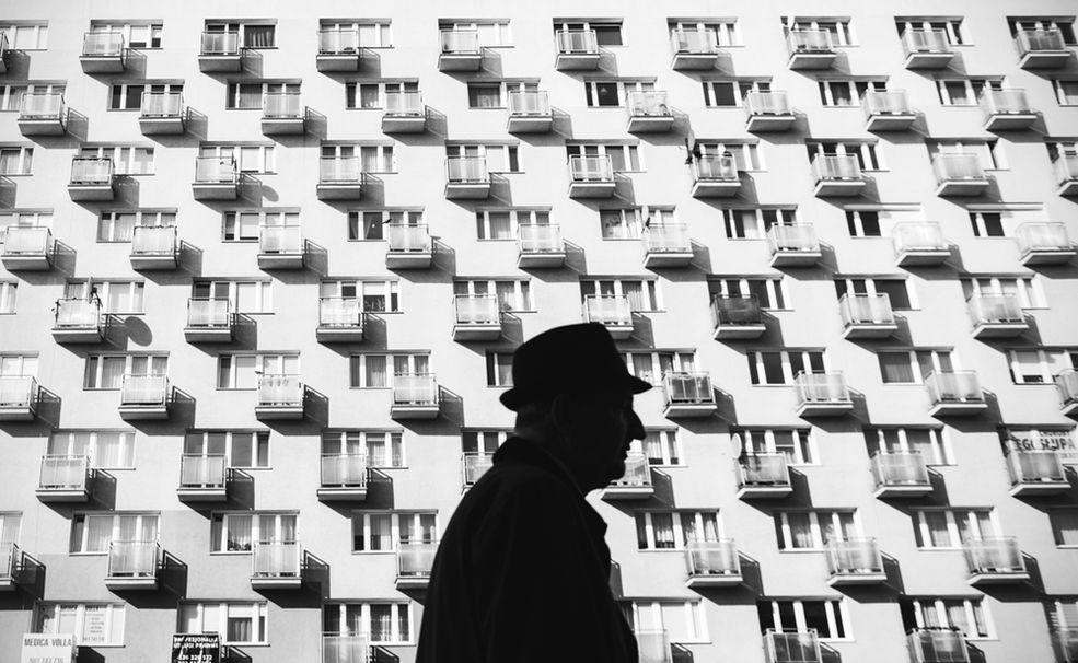 Marcin Watemborski: Skąd wziął się pomysł na realizowanie projektu dotyczącego anonimowości w przestrzeni miejskiej?
Elwira Kruszelnicka: Myśl o tym projekcie pojawiła się już w trakcie jego realizacji. Wtedy jeszcze nieświadomej. Przejrzałam kilka swoich zdjęć ulicznych i zwróciłam uwagę na to, że mają wspólny mianownik, coś uniwersalnego. Poczułam pewną anonimowość człowieka w miejskiej przestrzeni publicznej. Potem zaczęłam przyglądać się jej bardziej świadomie.