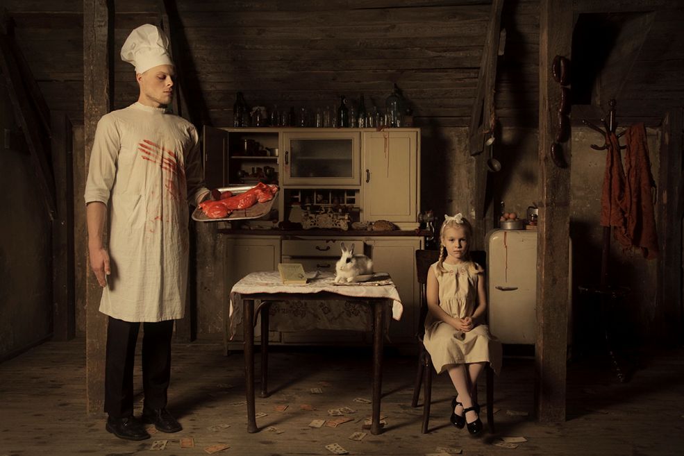 Magdalena Franczuk postawiła swoje pierwsze fotograficzne kroki 8 lat temu. W tamtym czasie marzyła o zostaniu reżyserką filmową. Robiła zdjęcia z myślą o egzaminach wstępnych na studia. Fotograficzny bakcyl okazał się być silniejszy i zamiast trafić na reżyserkę, Magda trafiła na fotografię na łódzkiej Filmówce.
W swojej twórczości artystka szuka złotego środka łączącego jej trzy największe miłości – teatr, malarstwo i film.