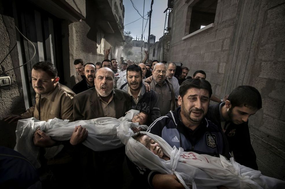 World Press Photo of the Year 2012 Zdjęcie Paula Hansena przedstawia ludzi niosących do meczetu ciała zabitych dzieci i ich ojca. Dwuletni Suhaib Hijazi oraz trzyletni Muhammad zginęli, gdy ich dom został zniszczony podczas izraelskiego ataku rakietowego. Ich matka trafiła na oddział intensywnej terapii. Fotografia powstała w dniu 20 listopada 2012 w Gazie.