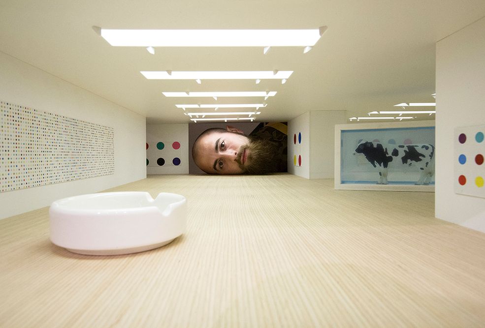 „Put Your Head into Gallery” jest interaktywnym projektem, który pokazuje różne modele współczesnych przestrzeni wystawowych. Oprócz tego – w każdej z miniatur przedstawione są dzieła konkretnych artystów: Saatchi Gallery (Tezi Gabunia), Luwr (Rubens), Tate Modern (Hirst), Gagosian Gallery (Liechtenstein). Dzięki minaturyzacji – te przestrzenie stały się dostępne dla osób, które nie mogły pojawić się tam osobiście. Każda z osób podziwiających galerie mogła nie tylko je zobaczyć, ale stać się ich częścią wkładając głowę do środka.