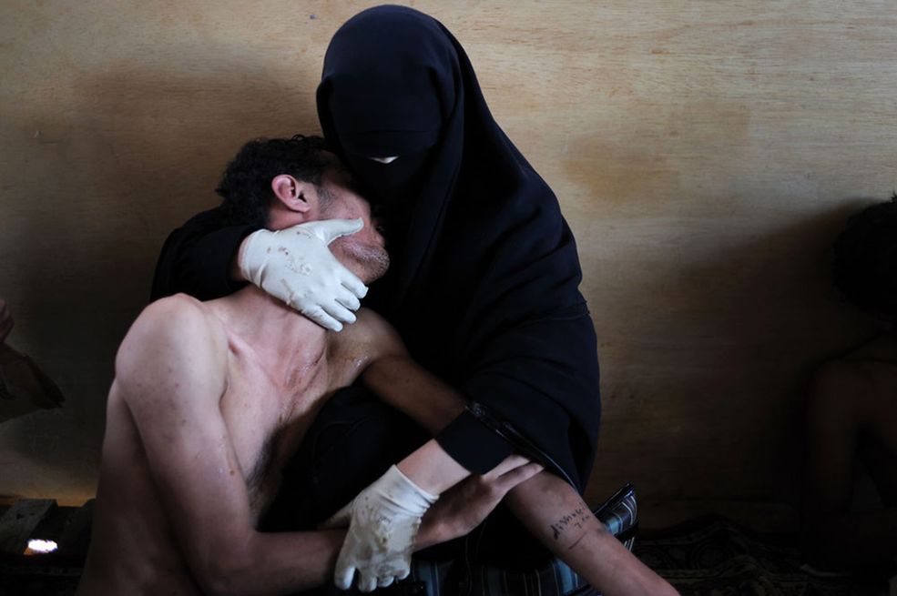 Zdjęcie roku 2011 - World Press Photo © Samuel Aranda, Hiszpania / "The New York Times". Jemen, 15 października 2011 r. Praca przedstawia kobietę trzymającą rannego krewnego. Osoby ze zdjęcia znajdowały się w Sanie w meczecie zaadaptowanym na szpital przez demonstrantów protestujących przeciwko prezydentowi Aliemu Abdullahowi Salehemu.