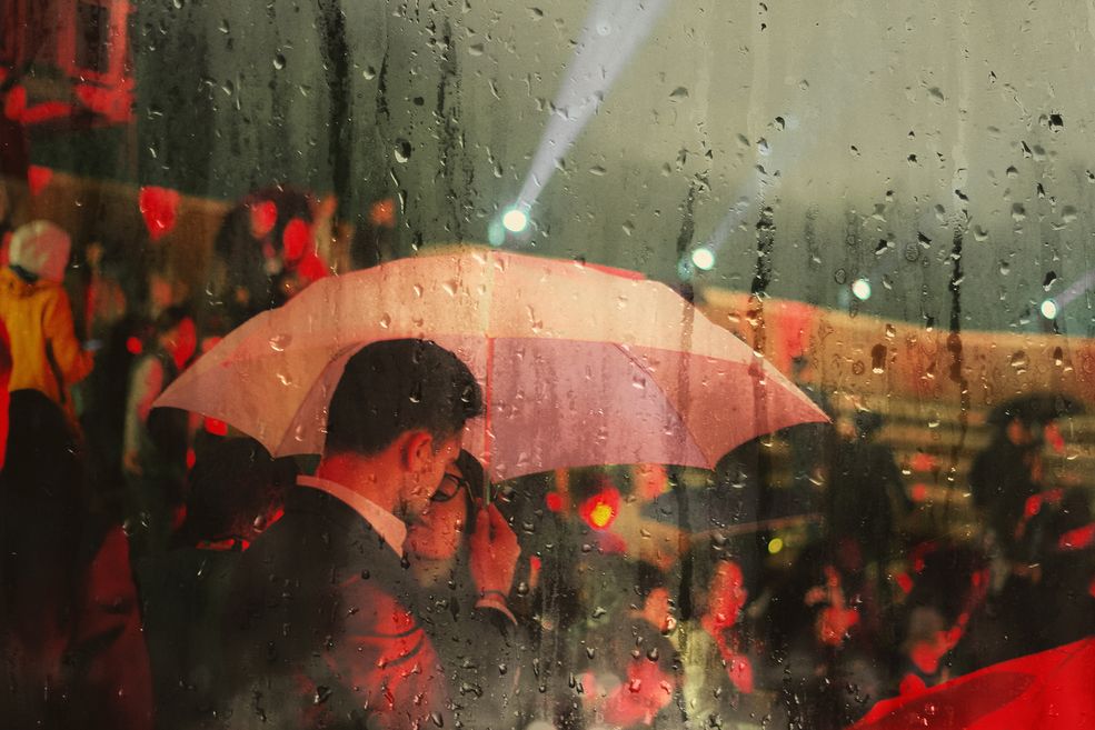 Projekt "Raindrop Blues" próbuje zanurzyć widza w senną rzeczywistość, w której deszcz zdaje się padać na wszystkich, tworząc sugestywne obrazy. Każdy element - ulica, niebo, bohaterowie, widz – jest zaangażowany w romantyczny obraz, dzieląc przy tym uczucie melancholii.