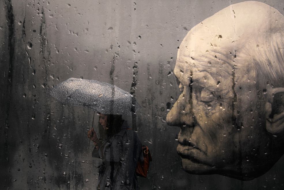 "Deszcz zmywa wspomnienia z chodnika życia" powiedział Woody Allen. Na swoich zdjęciach Alessio próbuje uchwycić prawdziwą duszę ulicy. Inspiracją do jego twórczości jest codzienne życie w nowoczesnych miastach i poszukiwanie piękna w miejskich krajobrazach. Jak powiedział Bob Marley: "kiedy pada, jedni czują deszcz, inni po prostu są mokrzy".