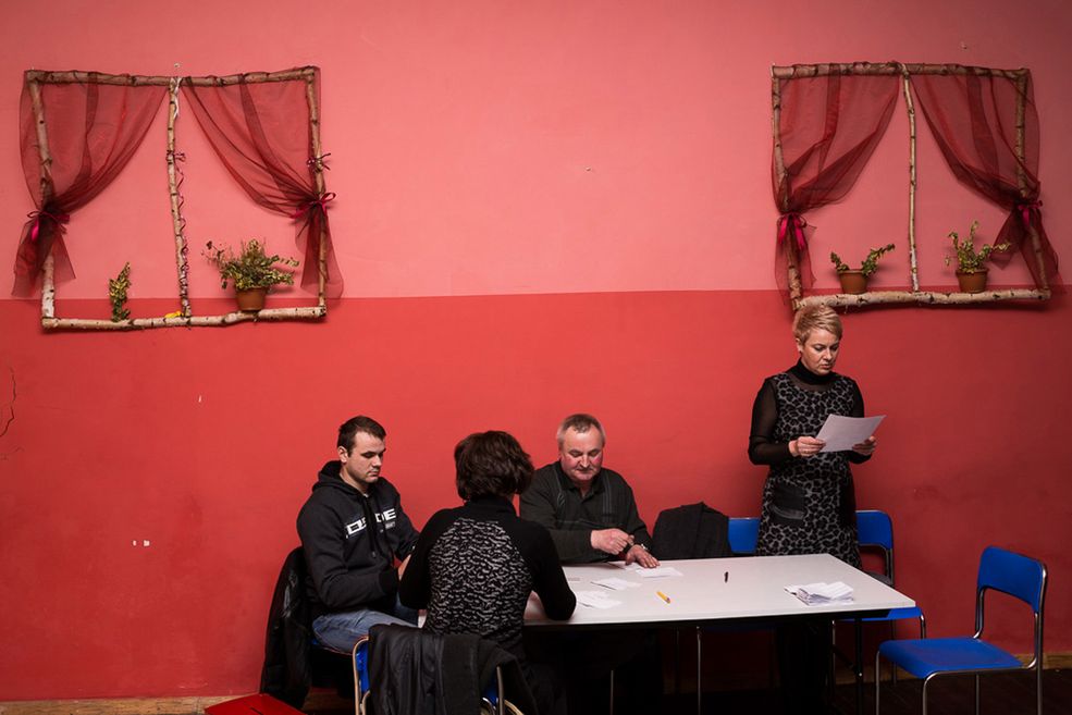 Co lub kto zainspirował Cię do uprawiania fotografii ulicznej?
Początkowo bardzo duży wpływ wywarła na mnie klasyczna fotografia wielkiego mistrza i żyjącej ikony fotografii Elliotta Erwitta, dlatego sam fotografowałem w czarno-bieli. Zacząłem przeglądać Internet w poszukiwaniu portali fotograficznych, stron agencji, czegoś, co mogłoby mnie zainspirować i nauczyć czegoś nowego.