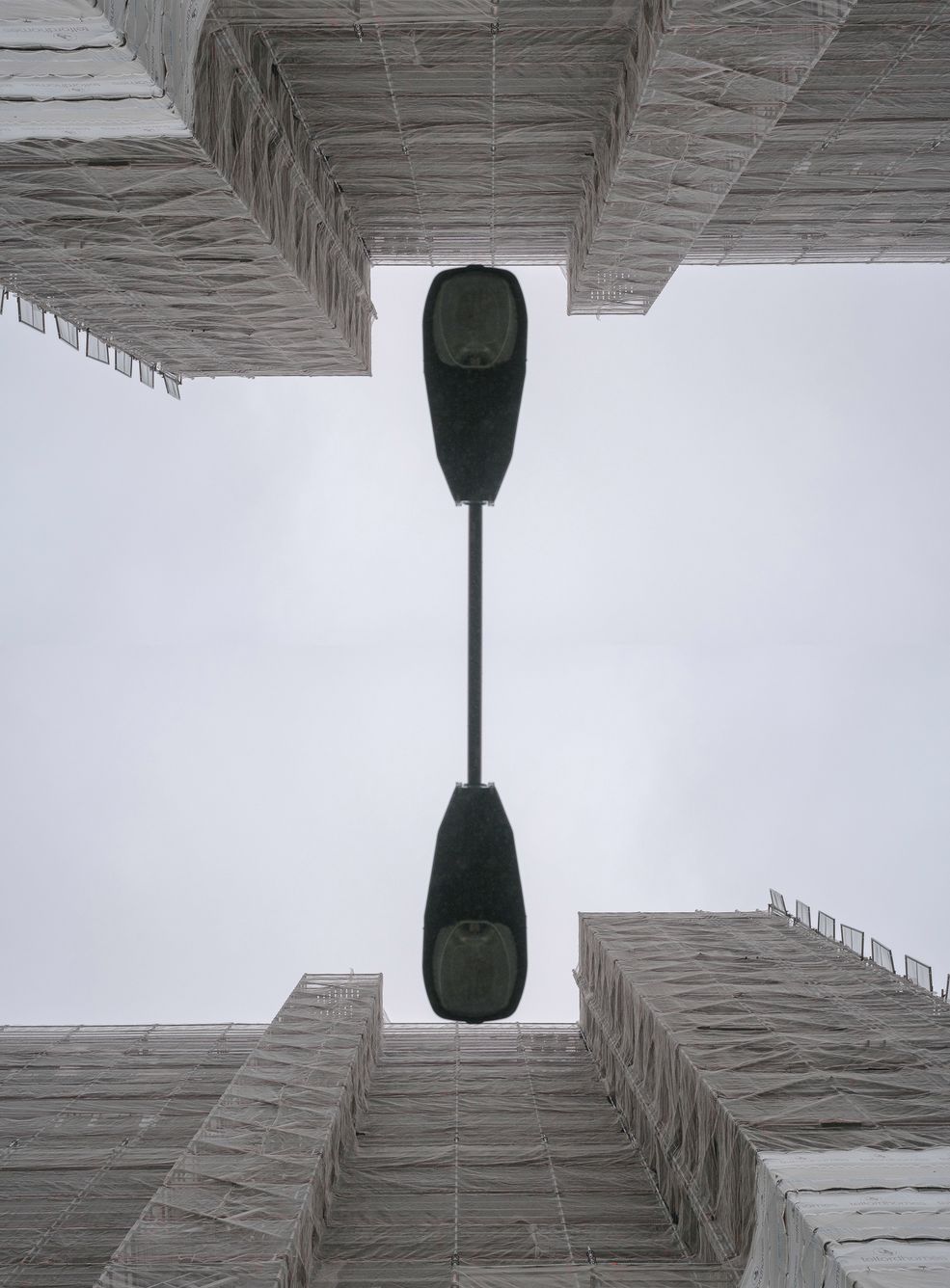 Zdjęcia Cherima są niemalże surrealistyczne, a właściwie stają się takie, gdy za pomocą prostych narzędzi powstaje zupełnie nowy, nieznany świat. Z drugiej strony znamy go doskonale – to bloki, ulice i inne elementy miejskiej codzienności, zamknięte w abstrakcyjnej formie.
