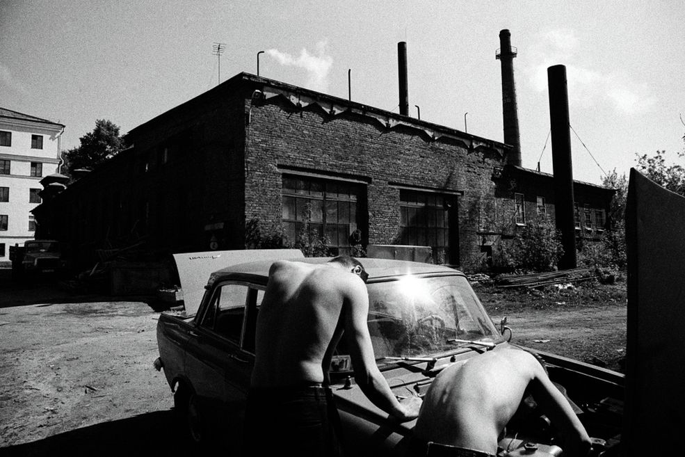 Marcin Watemborski: Jak długo robisz zdjęcia i gdzie jest początek tego wszystkiego?
Aleksey Myakishev: Zainteresowałem się fotografią jeszcze w czasach radzieckich, kiedy byłem żółtodziobem. Było to mniej więcej w 1986. Każdy uczeń musiał wtedy wybrać zajęcia z rozwoju zainteresowań lub ze sportu. Z czasem moje hobby stało się moim zawodem.
Od 1991 pracowałem zawodowo jako fotoreporter – najpierw dla gazet i czasopism w moim rodzinnym mieście, Wjatce, później w Moskwie. Od 1999 zacząłem karierę jako wolny strzelec. Obecnie pracuję nad kilkoma projektami pokazującymi życie rosyjskich prowincji.