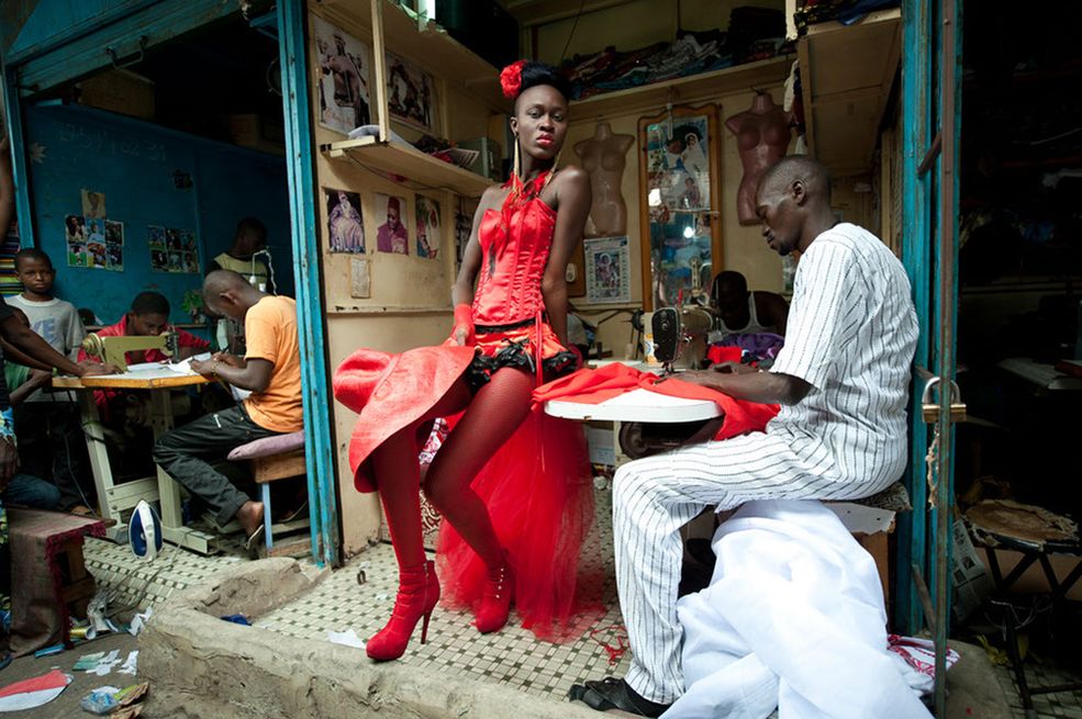 2. miejsce, "Sztuka i rozrywka" - zdjęcia pojedyncze © Vincent Boisot, Francja / Riva Press dla "Le Figaro Magazine". Modelka pozuje przed stoiskiem krawieckim podczas Fashion Week of Dakar. Dakar, Senegal, 9 lipca 2011 r.