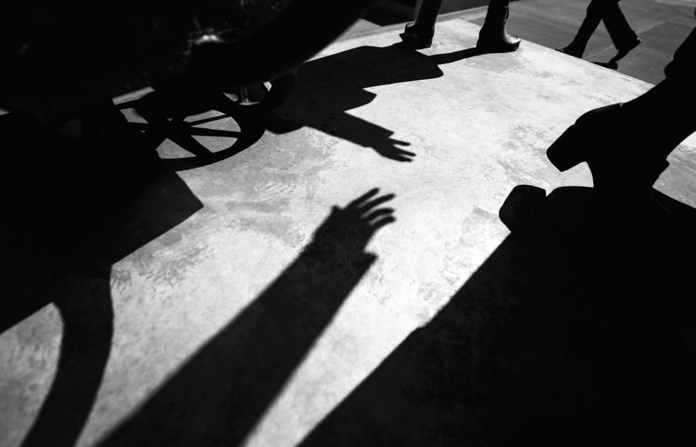 W takim razie – gdzie jest miejsce dla człowieka w całym tym zgiełku?
Patrząc na napotkanych ludzi przez pryzmat anonimowości, chciałam odwrócić uwagę odbiorcy od indywidualizmu rozumianego jako uczucia i gesty. Osobiste sprawy konkretnej jednostki są interesujące, ale też szybko przemijają.
Codziennie mijamy na ulicach wielu podobnie zamyślonych ludzi, którzy gdzieś pędzą lub zatrzymują się w zadumie. Dzięki kontekstom wizualnym i niejako podglądactwu – czy to w kałuży, czy w odbiciu szyby – można lepiej dostrzec te chwile.