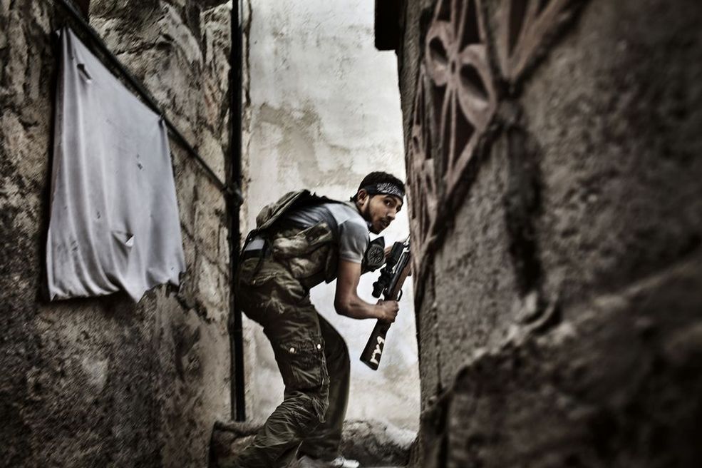 Spot News Stories - 2 miejsce Żołnierz Wolnej Armii Syrii przygotowuje się do walki podczas starcia z siłami rządowymi w dzielnicy Sulemain Halabi w Aleppo. Fot. Fabio Bucciarelli,